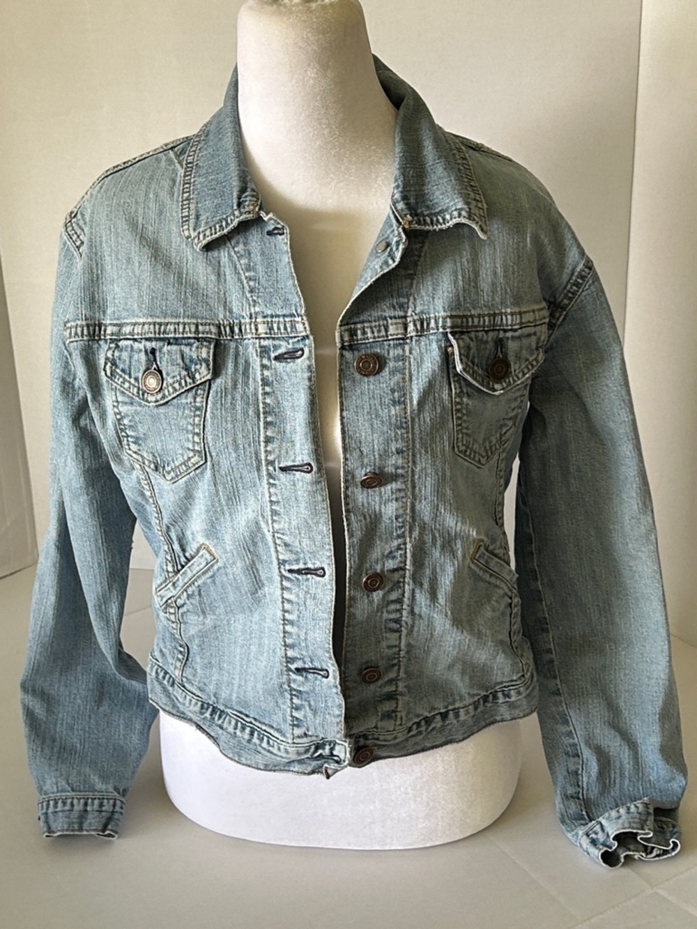 LEVI’S VINTAGE CROPPED DISTRESSED LIGHT BLUE TRUCKER JACKET SIZE SMALL - Picture 2 of 11